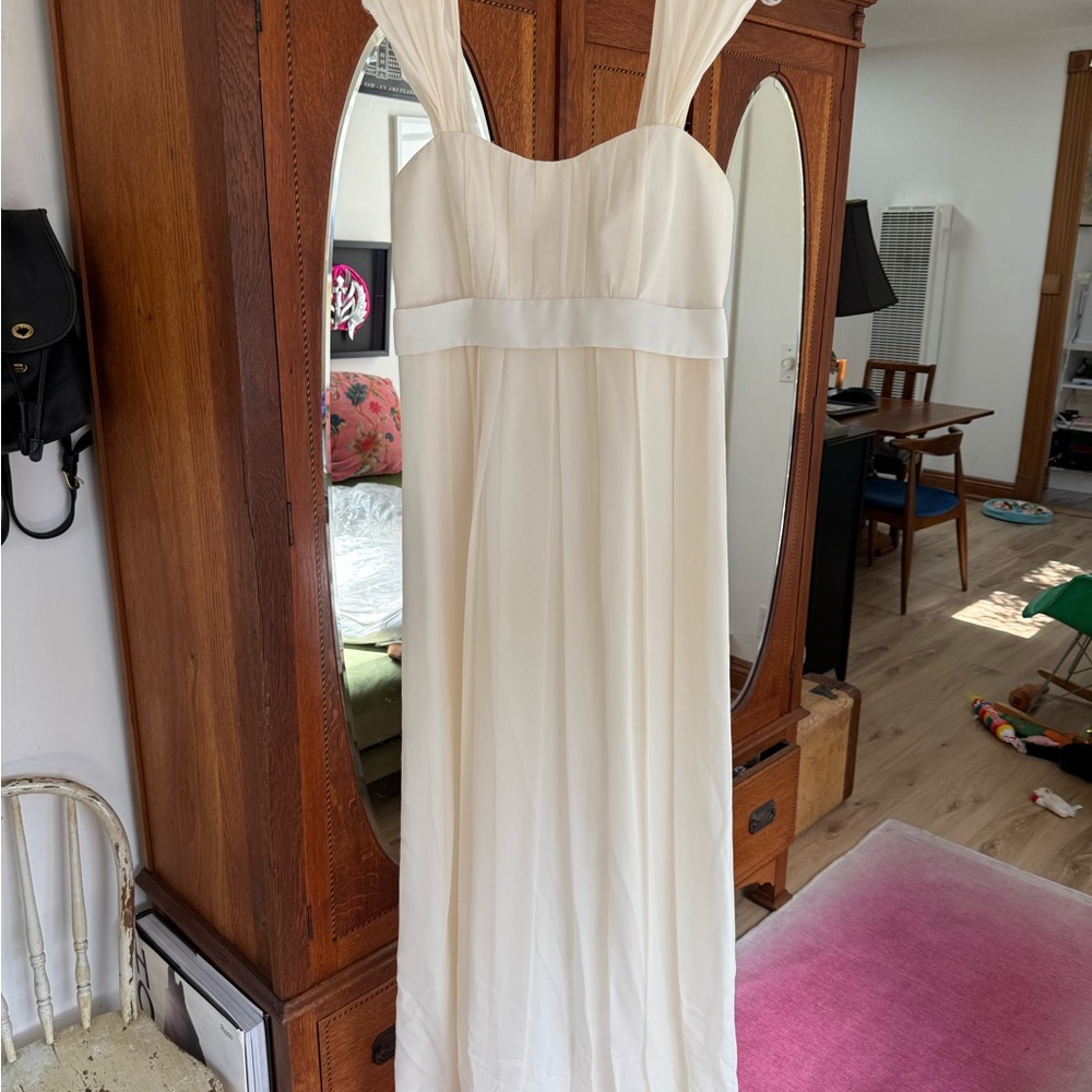 Elegant White Sleeveless Gown
